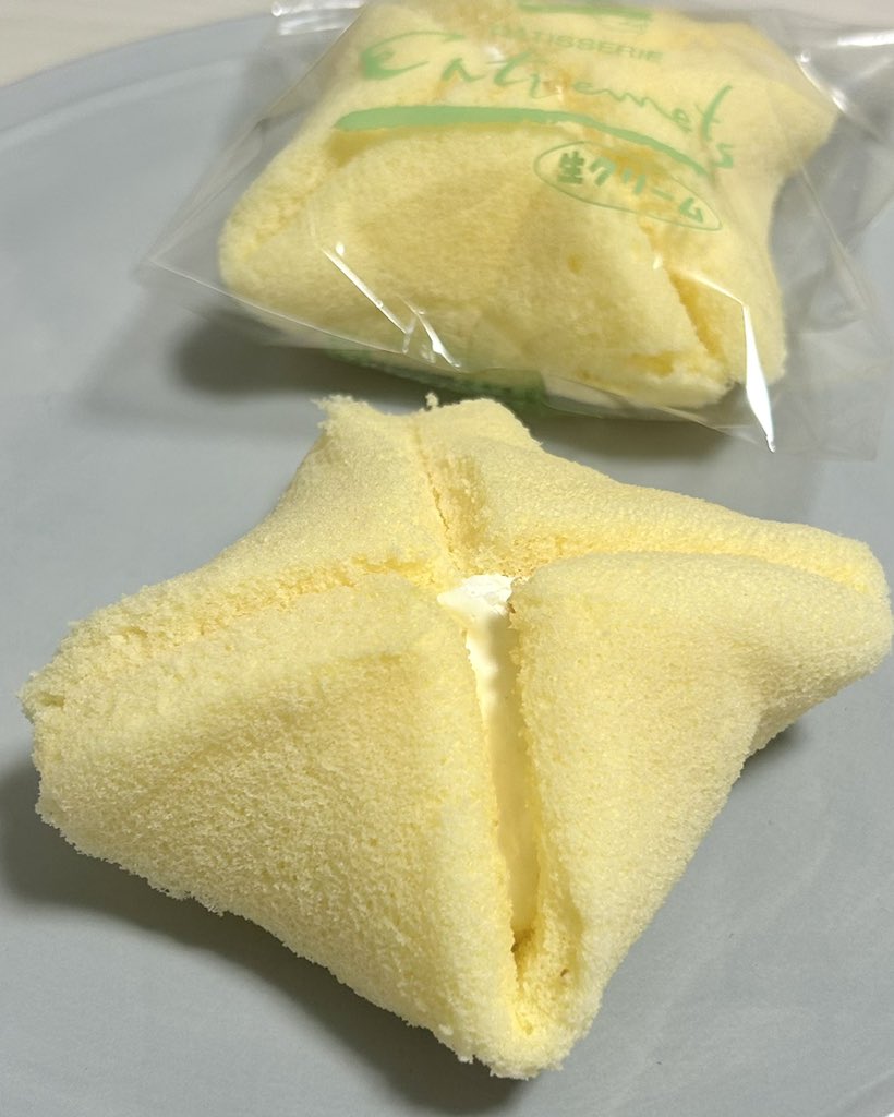 gourmet_nagoya's tweet photo. 名古屋市北区にある昔ながらのケーキ屋さん『アントルメ』

フワッフワの生地でクリームを包むケーキ「アントルメ」が特に人気です https://t.co/wOiLG7S1Eo