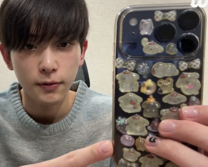 มันติดเยอะขนาดนั้นเลยหราวะ เหมือนกลัวไม่ได้ใช้สติกเกอร์อะ  555555555555555555555