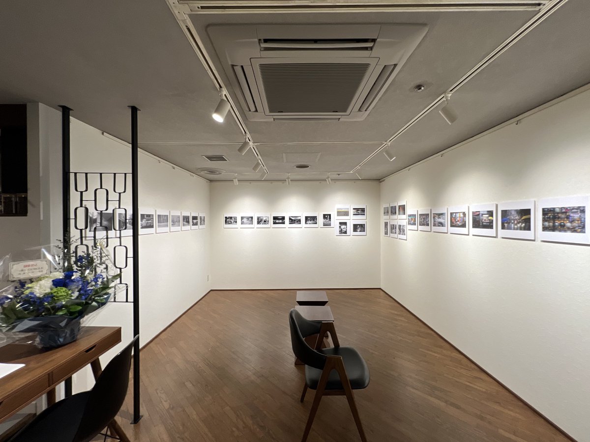 click_st's tweet photo. 『Objective Eyes』
〜北の日常・南の生活〜

始まりました。
初日からたくさんの方に来ていただき感謝です😭
二人の、対照的なのに統一感のあるスナップを是非見にきてください。
オマージュさん、お食事もとっても美味しいです😉
僕は21.22.23日は終日在廊予定です。
#写真展
#写真展札幌
#スナップ https://t.co/8t3NAa35F3