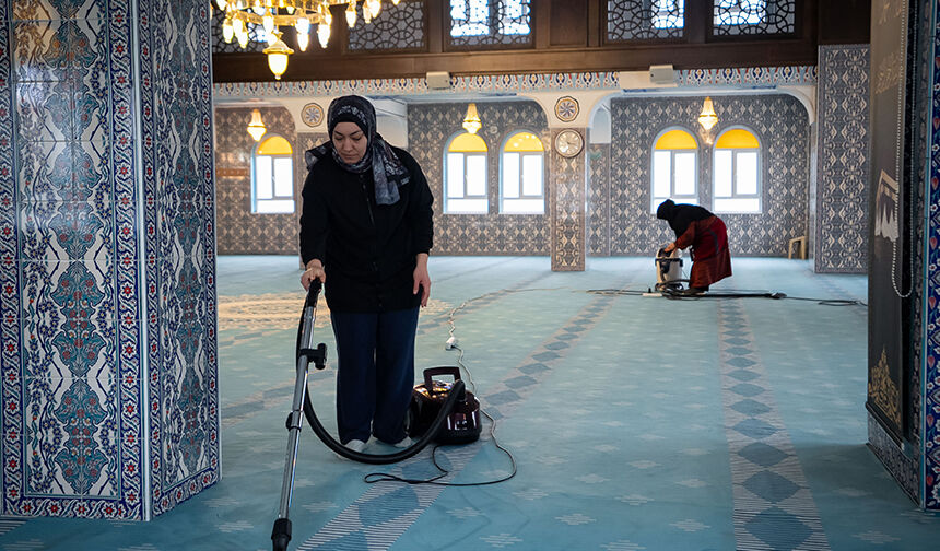 Başkentte kadınlar, ramazan öncesi gönüllü olarak camileri temizlerken, zabıta ekipleri denetimlerini sürdürüyor.