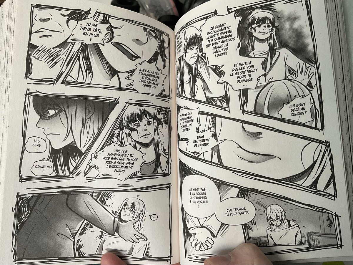 L’école, l’éducation nationale sont des milieux profondément validistes et tout comme les autres institutions, ils sortent l’excuse du manque de moyens pour justifier l’exclusion de la société des minorités qu’ils ne veulent pas voir. ( Numéro invalide 3 : lecture gauche-droite)