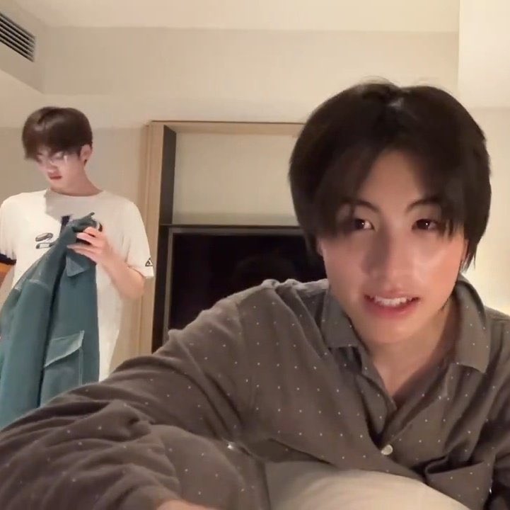 fridays0mewhere's tweet image. ขี้อวดม่างทั้งคุ่5555555555555 ตาชีไม่มองกล้อง ชีมองผชด้วยซ้ำ555555555555555555 คลิปแทบไม่ตัด มีโอกาสให้อวดชีก้อวด ส่วนผชอยุดีๆก้อยากพับผ้า อยุดีๆก้อยากเข้ากล้อง หนักคุ่