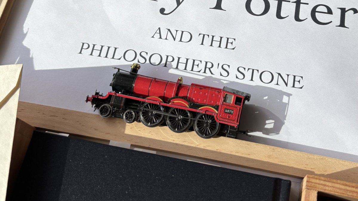 🚂

𝐇𝐚𝐫𝐫𝐲 𝐏𝐨𝐭𝐭𝐞𝐫
𝐚𝐧𝐝 𝐭𝐡𝐞 𝐩𝐡𝐢𝐥𝐨𝐬𝐨𝐩𝐡𝐞𝐫'𝐬 𝐬𝐭𝐨𝐧𝐞 𝟐𝟓𝐭𝐡 
┈┈┈┈┈┈┈┈┈┈┈┈┈┈┈┈┈
映画館で観たあの時からもう25年…
今年はあの感動をまた
スクリーンで味わえるかもしれない
と思うと今から楽しみです🎥✨

#HarryPotter #ハリポタ25周年