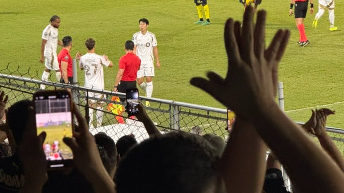 KNTFootball's tweet photo. Pictures tell the story last night:

Standing ovation from Real España fans as Son steps off the pitch. 👏

Greeting every single Real España player after the match. 🤝

Taking time for a photo with one of their players. 📸

Signing his KNT kit for a Real España ball boy who couldn’t hold back tears. 🥲

KNT fans — we are truly blessed to have an ambassador of Korean football like Son Heung-min representing us to the world. 🥹

Never take this greatness for granted. 🫡🇰🇷

#손흥민 #LAFC #thfc #spurs