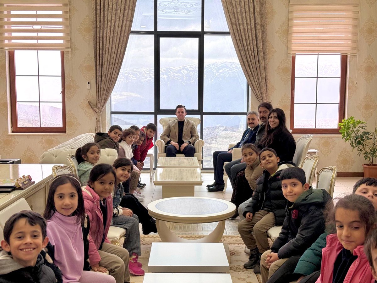 Pütürge Mehmet Akif ERSOY İlkokulu 2-B sınıfı öğrencileri, öğretmenleri eşliğinde Kaymakamımız Tunahan NAS’ı makamında ziyaret etti.

Nazik ziyaretleri için öğrencilerimize ve kıymetli öğretmenlerimize teşekkür ediyoruz. 🇹🇷