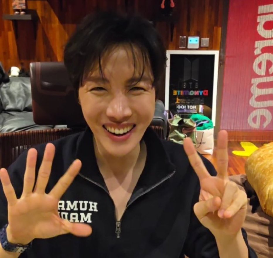 Hoseok diciendo que le dieron 7 pasteles por su cumpleaños. USTEDES SABEN QUE SIGNIFICA? it’s seven again, el número los persigue 😭💜