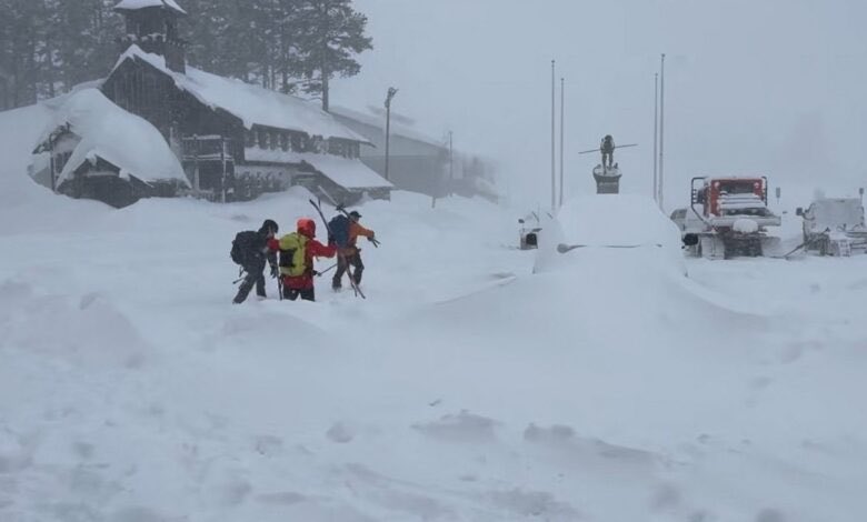 theouterwatch's tweet photo. We need PRAYER warriors! 9 skiers missing in California avalanche.

15 skiers caught in an avalanche on Castle Peak in Tahoe area on Tuesday. 6 have been rescued “with varying injuries”

Sierras could see up to 8ft of snow over the next 48 hrs, with gusts of wind as strong as 55 mph.

Rescue teams battling HIGH avalanche danger and white-out conditions.

“Due to extreme weather conditions, it took several hours for rescue personnel to safely reach the skiers and transport them to safety… The search is ongoing, pending weather conditions.”

PRAY for California! Pray for the skiers and the rescue teams. May the storm calm and recovery be swift. Amen!