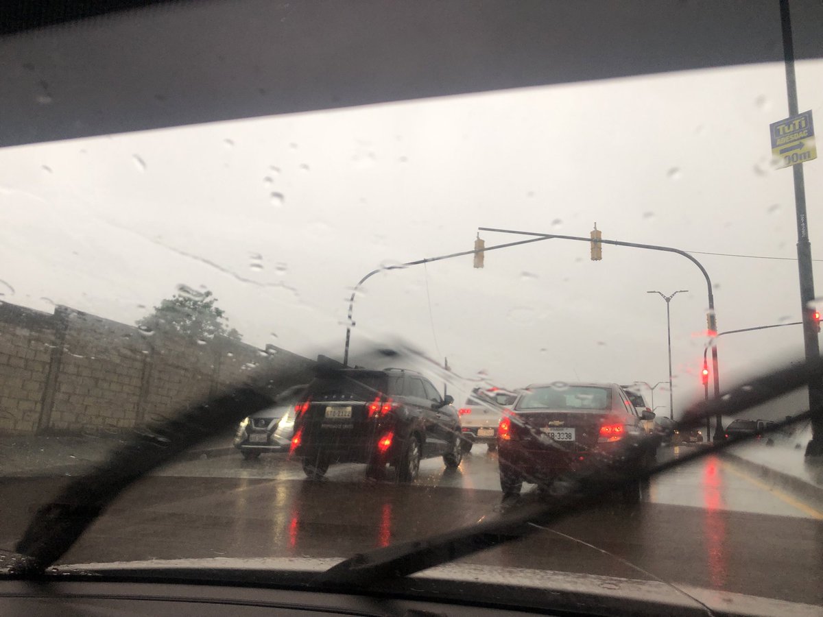 MarthaMurgaT's tweet photo. @ATM_Transito Señores, así como todas las mañanas se ubican en la Av Teodoro Alvarado para hacer su “operativo”, hoy también deben estar allí desviando el tránsito porque la vía está inundada y los carros se están regresando en contravía. Donde están? @EcuavisaInforma https://t.co/U6HPe96DoY