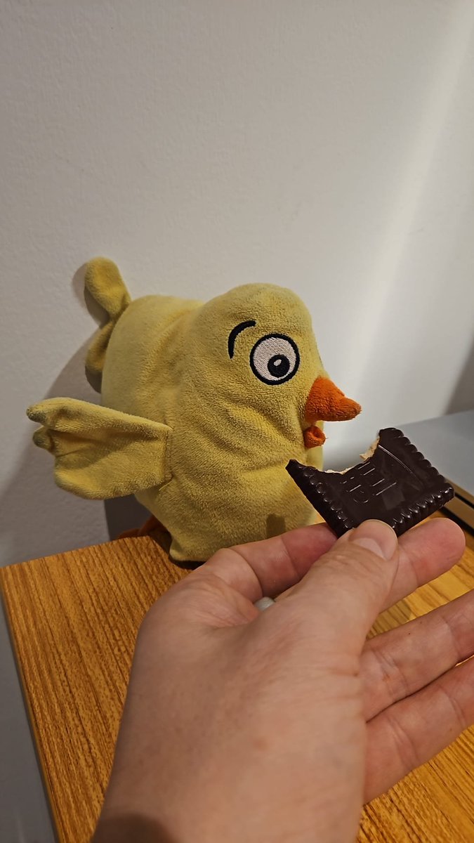 Unser kleiner Sohn (4) hat am Montag sein Lieblingskuscheltier, sein gelbes Küken Pepe, beim Einkaufen verloren. Wir haben alles abgesucht und sind die ganze Strecke nochmal abgefahren.
Nun hat er ein Suchbild gemalt.😭😭
Also, falls jemand irgendwo Pepe sieht, bitte melden!!!