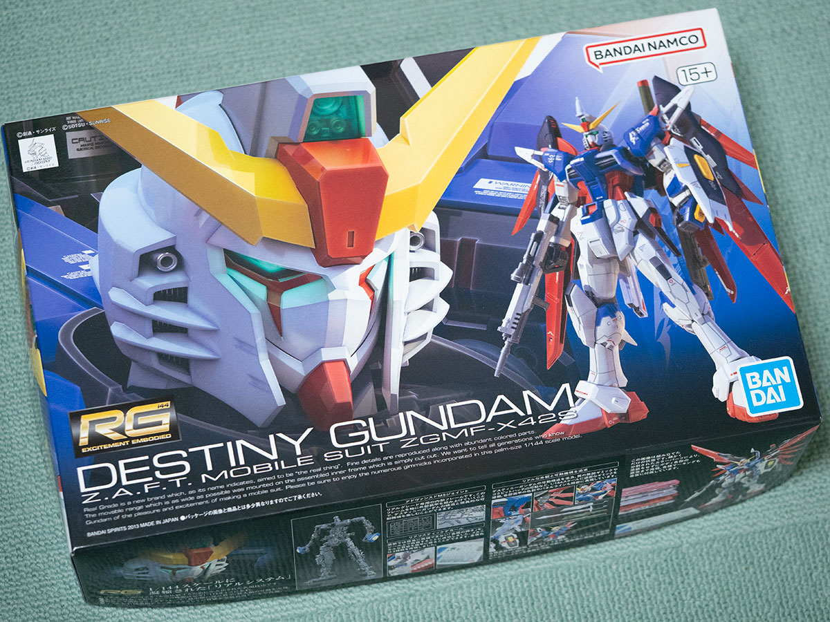 oskgaku's tweet photo. ガンプラのパチ組みって、最後の方になると、もう疲労困憊で武装を組むのがダルくなりません？(^^;)

なので、RGディスティニーガンダムは、とりあえず武装は先に組んでおきました。これでひと安心w

今のところ、老眼に負けず、どうにか順調に組めております！ https://t.co/8TmdsrGCkC