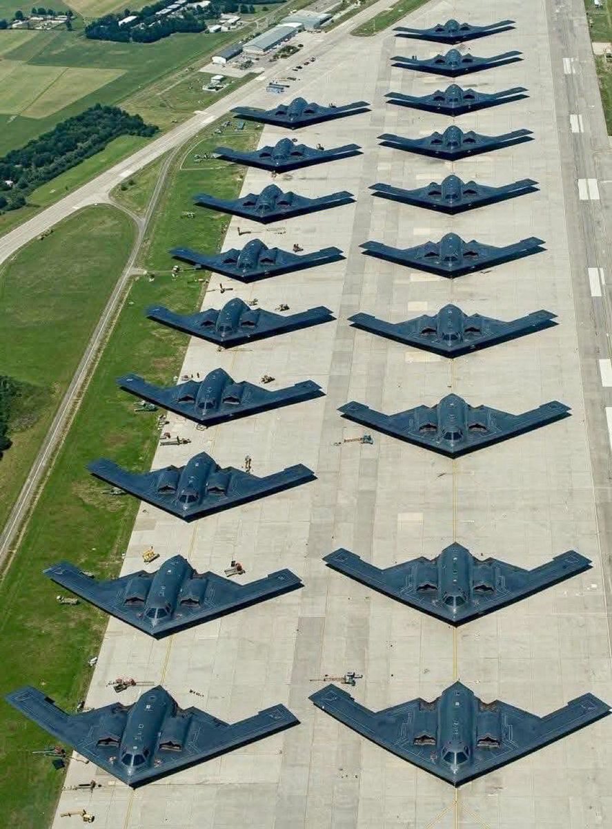 🇺🇸🇮🇷 ÚLTIMA HORA: Trump se acerca a una guerra con Irán mientras Estados Unidos despliega portaaviones, buques de guerra, cientos de aviones de combate y envía enormes cargamentos de armas a Oriente Medio. Las conversaciones con Irán muestran escasos avances; el conflicto podría