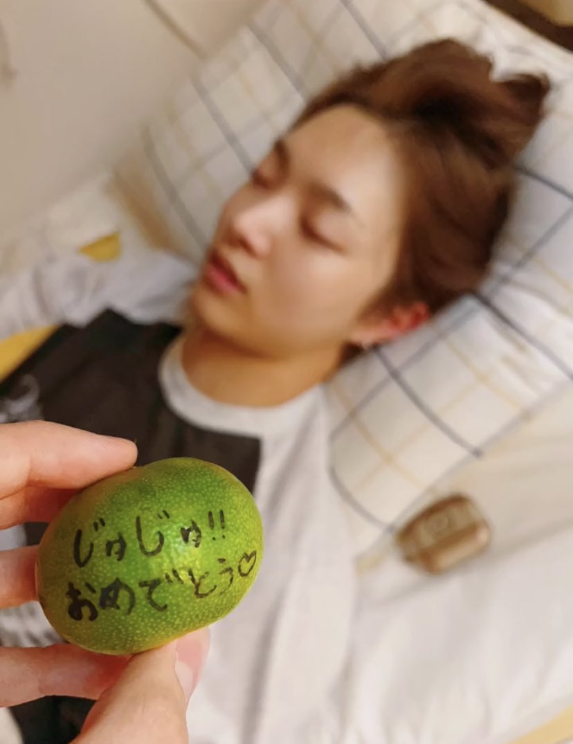 bej 베개 두개 겹쳐서 높게 자는 거 아는 사람 ...