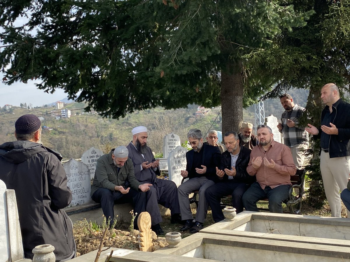 İlçe Başkanımız ve Yönetim Kurulu Üyelerimiz,kısa süre önce vefat eden Yönetim Kurulu Üyemiz Fahri Hacıcaferoğlu’nun muhterem annesinin kabrini ziyaret ederek dua ettiler.