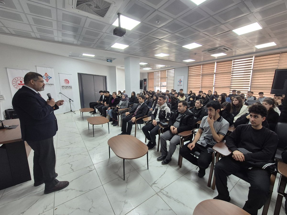 batmanstim's tweet photo. GENÇLERE DEĞERLER EĞİTİMİ: SAYGI VE TOPLUMSAL SORUMLULUK VURGUSU

Batman Mehmet Şimşek Anadolu Lisesi’nde öğrenim gören 120 öğrenciye, İl Müftüsü Ahmet Durmuş tarafından “Anne Babaya ve Topluma Karşı Saygı” konularında eğitim verildi.

Gerçekleştirilen programda İl Müftüsü Durmuş; aile yapısının korunması, anne ve babaya saygının önemi, toplumsal değerlerin yaşatılması ve gençlerin sorumluluk bilinci üzerine değerlendirmelerde bulundu. Program sonunda öğrencilerle soru-cevap etkinliği gerçekleştirilerek merak edilen konular ele alındı.

Program kapsamında İl Sivil Toplumla İlişkiler Müdürü Kemal Akkurt tarafından, Türkiye’de ilk ve tek olma özelliği taşıyan Batman Sivil Toplum Merkezi hakkında öğrencilere bilgilendirme yapıldı. Akkurt, merkezin sivil toplum kuruluşlarına sunduğu imkânlar, gönüllülük faaliyetleri ve toplumsal dayanışmaya katkıları hakkında açıklamalarda bulunarak öğrencilerde sivil toplum bilinci oluşturmanın önemine dikkat çekti.

Program sonunda, gençlerin bilinçli, saygılı ve toplumsal sorumluluk sahibi bireyler olarak yetişmelerine katkı sunan bu tür faaliyetlerin hayata geçirilmesine öncülük eden Batman Valisi Sayın Ekrem Canalp’e teşekkür edildi.