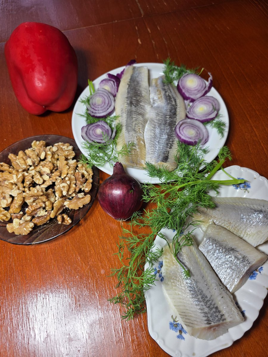 In laboratory studies, fatty fish like salmon not only protected your brain and nervous system but also protected against certain cancers.🐡🐟🦈🎣🐠

In contrast, red meat promotes inflammation, heart disease, and cancer.

The new food pyramid recommends that only 10 percent of