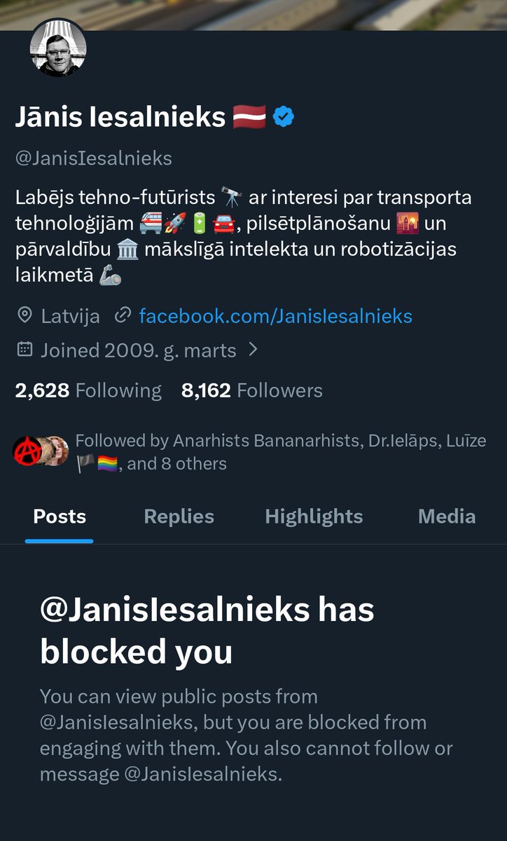 Un šādi tie sociālie burbuļi veidojas. Tad, kad kritizē, ka persona kļūdas, viņš nevis oponē un pamato, bet vienkārši nobloķē, jo ir jāuztur sava ideoloģija, ka viss, kas nepatīk, ir marksisms.

Vāji. Nožēlojami.