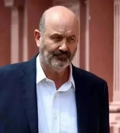 TodoNegativo's tweet photo. El tema del contrato a la esposa de Sturzenegger se pone cada vez más turbio. Documentación oculta, adjudicación directa sin ver otras propuestas y, sobre todo, $114.044.133 para enseñar inglés a personas que ya saben el idioma. Se nota mucho. https://t.co/wH9F1JQ56R