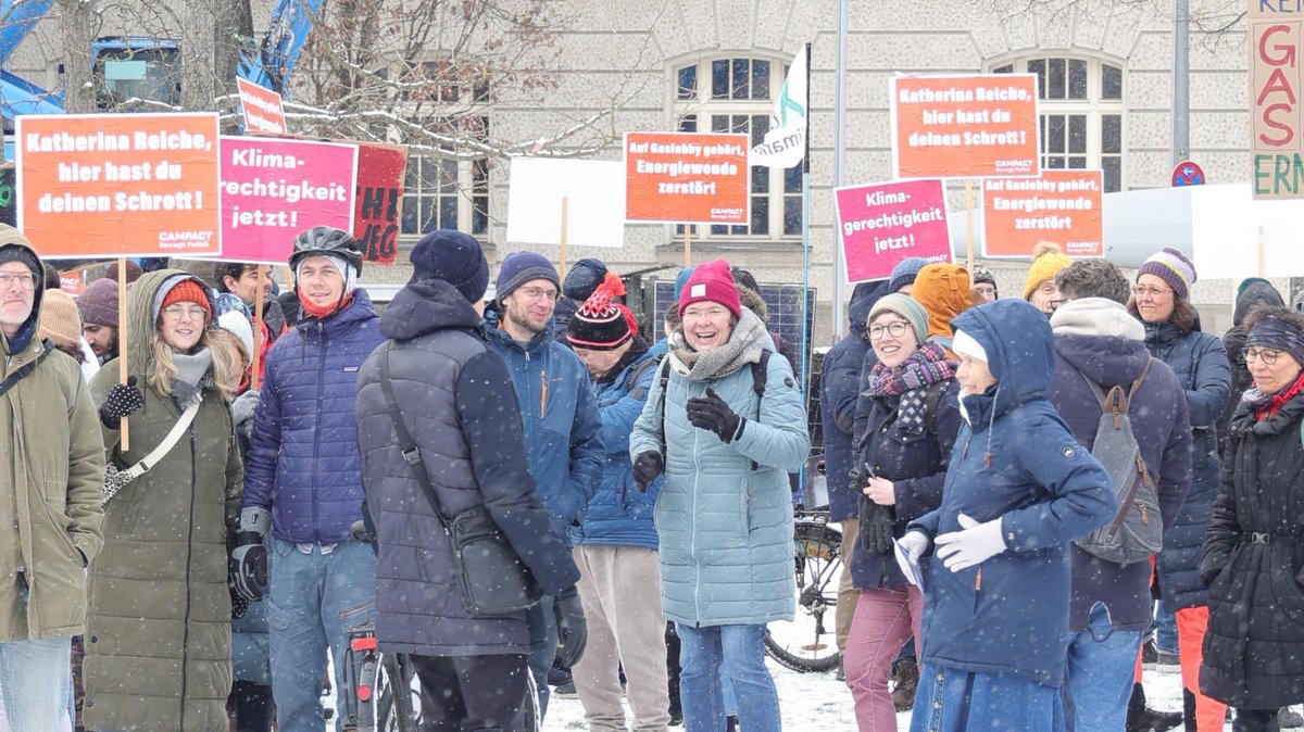 1/6
Verschrottet Katherina Reiche jetzt die #Energiewende? Wir und viele andere Menschen, die sich Sorgen machen, waren heute vor dem Wirtschaftsministerium. Denn Katherina Reiche plant mit einem neuen Gesetz einen Frontalangriff auf die Erneuerbaren Energien.