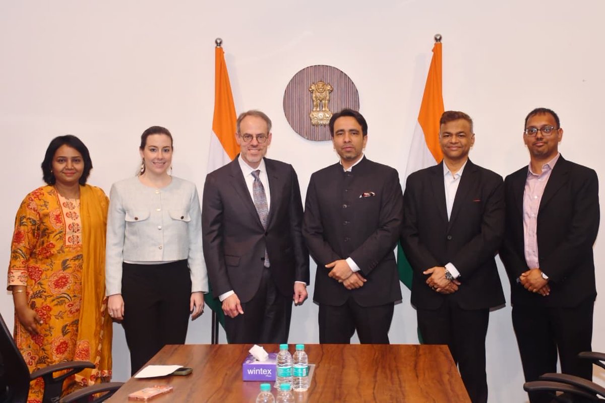Flagged off 2 Amazon AI Skills Vans under the Think Big initiative, bringing AI and cloud education on wheels to government school students across Delhi NCR.

Implemented with support from the Learning Links Foundation, the initiative is part of Amazon’s global Think Big Spaces