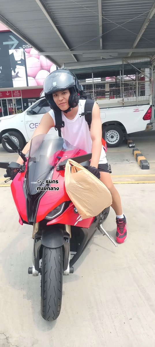 คัลแลนสาธิตให้เราเห็นว่า บิ๊กไบต์ BMW 1000 ซีซี สี่สูบเรียง สายสปอร์ตก็สามารถเอาไปซื้อกับข้าว ห้อยถุง 7-11 ได้นะจ๊ะ Mutifunction มากค่า 😂