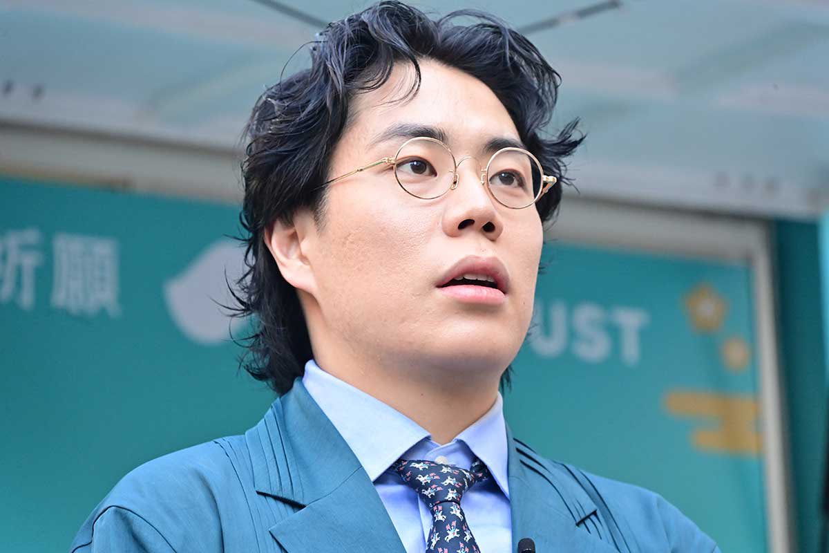 deki5to's tweet photo. 令和ロマンくるまのメガネかっこいいな。どこのメガネなんやろか。
よく見たら衣装とか日によって微妙にデザイン違うんやな https://t.co/pUKNl35L4e