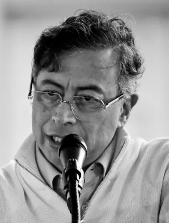 Quién más confirma que este personaje ha sido el peor presidente que ha tenido Colombia en toda su historia? 🙋🏻‍♀️👇