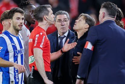 Alereyes55's tweet photo. Añado. Conducta violenta, el árbitro no tiene sanción por tal comportamiento? https://t.co/Rmn7XdjuMI