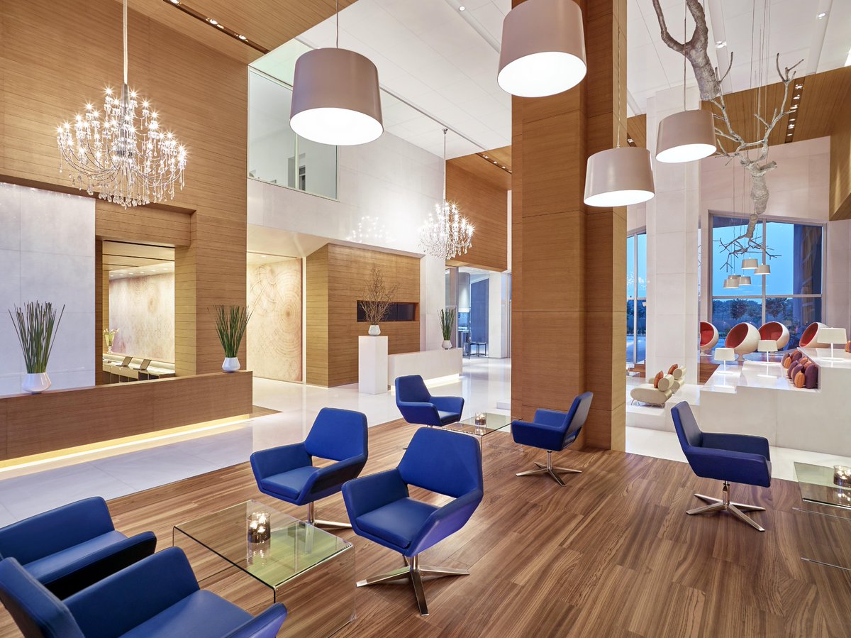 Vivantadwarka's tweet image. The lobby at Vivanta New Delhi, Dwarka unfolds — a double-height space where sculpted lighting and thoughtfully zoned spaces come together in perfect balance.

#VivantaNewDelhiDwarka #ExperienceWithVivantaDwarka #HotelDesign #Lobby