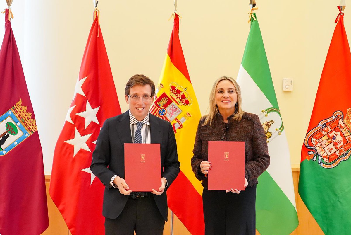 marifrangr's tweet photo. #Granada y @MADRID sellamos una alianza estratégica para liderar la transformación digital en la administración local.
Gracias, alcalde @AlmeidaPP_ , por compartir esta visión: impulsar la Inteligencia Artificial para mejorar las ciudades, colaboración con el Centro IQuantum , infraestructuras 5G y gemelos digitales para ofrecer servicios públicos más eficaces en beneficio de nuestras ciudades.

#GranadaAvanza #IA