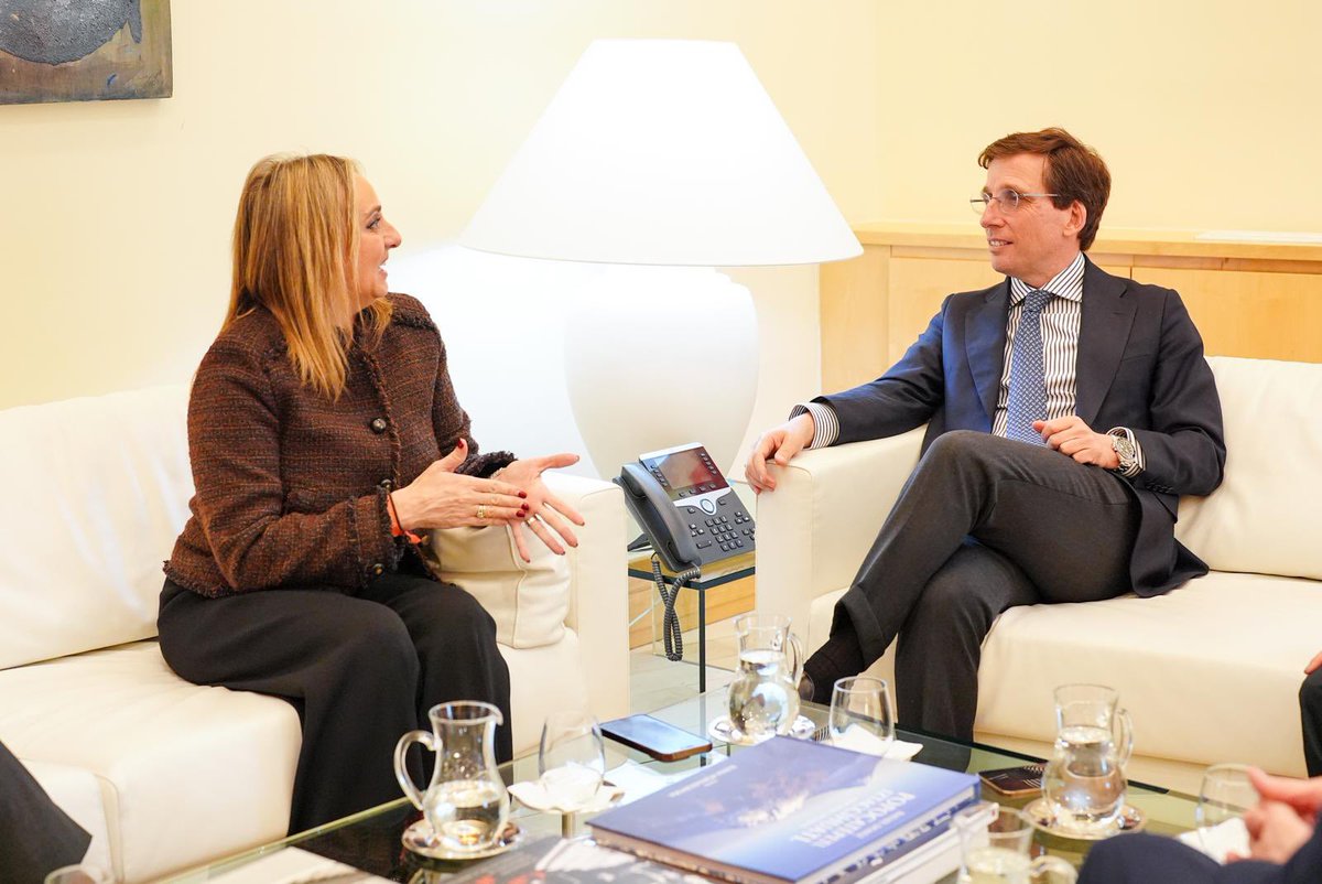 #Granada y <a href="/MADRID/">Ayuntamiento Madrid</a> sellamos una alianza estratégica para liderar la transformación digital en la administración local.
Gracias, alcalde <a href="/AlmeidaPP_/">José Luis Martínez-Almeida</a> , por compartir esta visión: impulsar la Inteligencia Artificial para mejorar las ciudades, colaboración con el Centro IQuantum ,