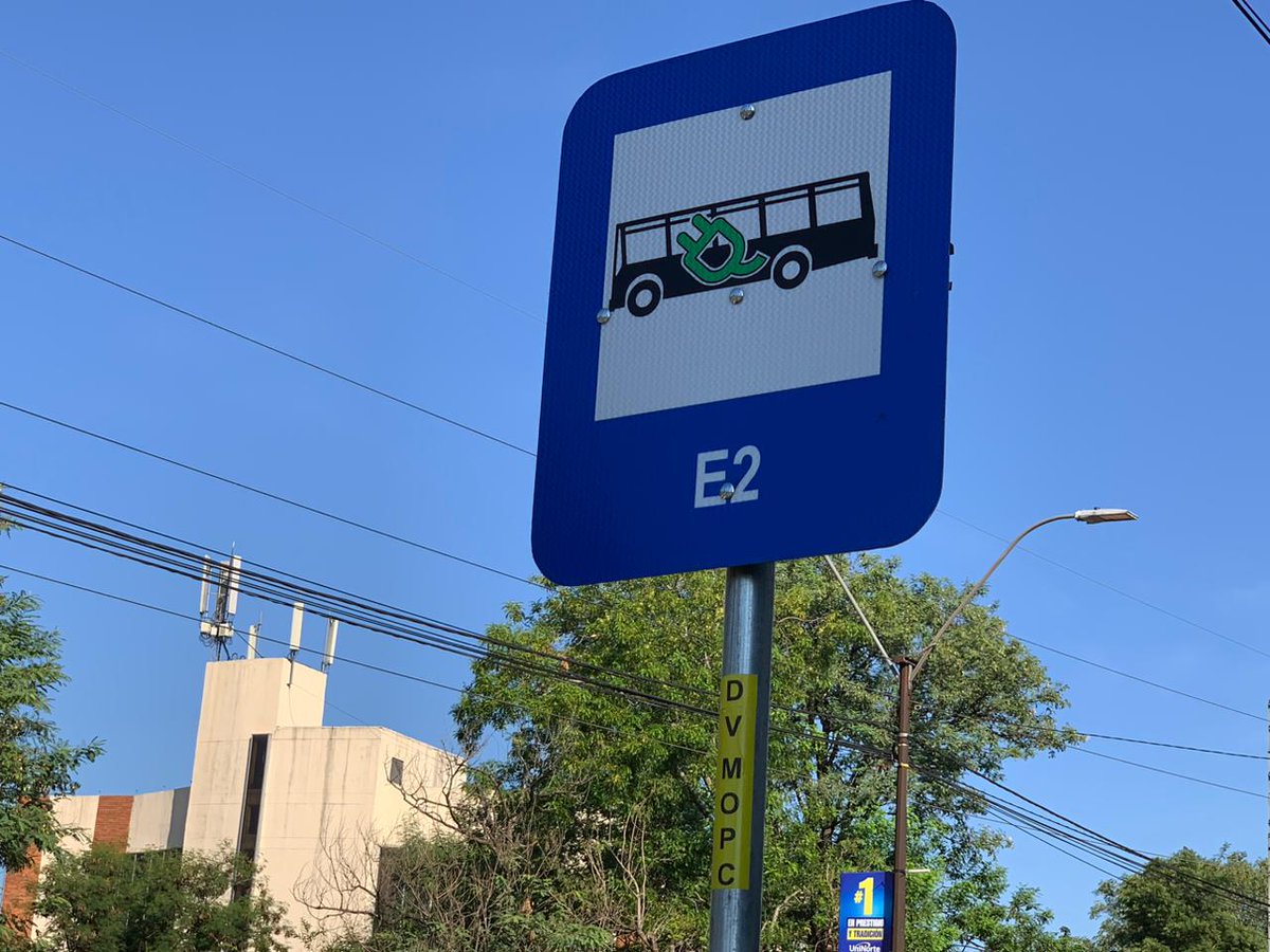clacent's tweet photo. 🚍 ¡Más servicios para la ciudadanía! Desde esta semana circulan, en fase de prueba, los buses eléctricos E2 sobre Mcal. López! Partirán desde la renovada estación de carga en San Lorenzo hasta Oficinas de Gobierno en Asunción. ¡Seguimos avanzando con la reforma del transporte! https://t.co/ESQzrf2VId