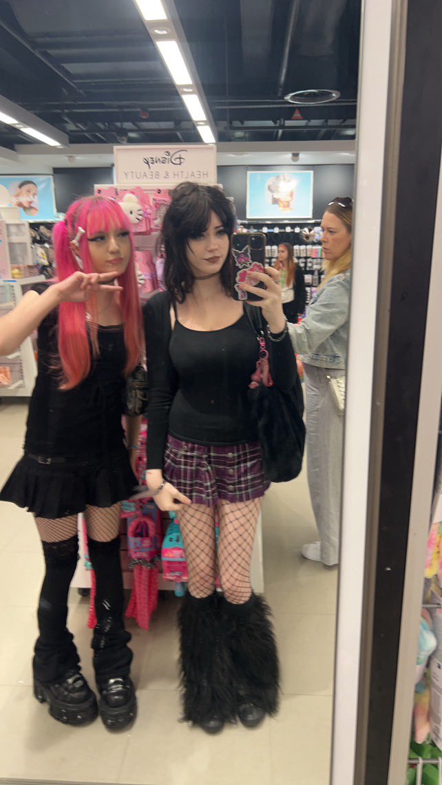 fawngirl__'s tweet image. Miss my bff