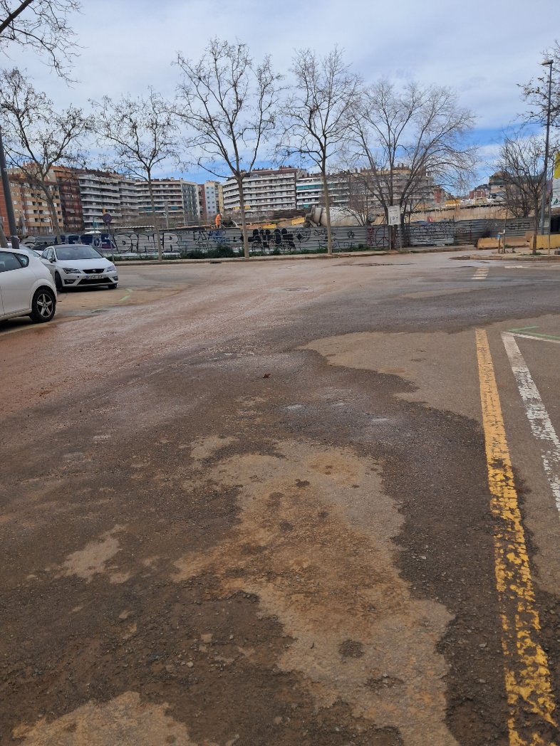 marieee307's tweet photo. Cómo se puede permitir casi 20 años de acoso en la calle fluvia por parte de @adif en la construcción de las obras del ave? @bcn_ajuntament @jaumecollboni @pscbarcelona @justiciagob @CEMEX https://t.co/wx7S0Xt3mo
