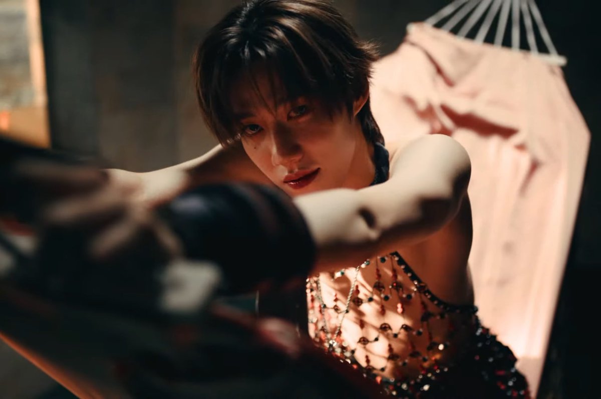 ในอุตสาหกรรมนี้จะมีสักกี่คนที่กล้าเปิดและซื่อสัตย์กับการเป็นตัวเองได้ขนาดนี้อะ ชีทำของชีมาตั้งแต่ยุคที่ยังมีแต่คนตั้งคำถาม จนตอนนี้คงไม่ต้องถามแล้วว่าพีพีได้สร้างจุดเปลี่ยนหรือทิ้งอะไรไว้ให้กับคอมมูบ้าง เพราะคำตอบมันอยู่ในสิ่งที่เค้าแสดงออกมาผ่านผลงานหมดเลย สะใจหลาย