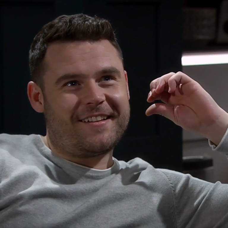 His reaction here is SO CUTE OMGGG😭💖