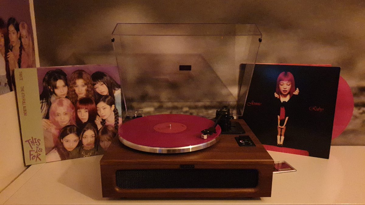 back2_jack's tweet photo. My daugther got a recordplayer, the past becomes the feature.

K-pop life🇰🇷💜🎤 on WhatsApp: https://t.co/V3ltqQmzxm

#TWICE #트와이스 #BLACKPINK https://t.co/iCqQKFPk6A