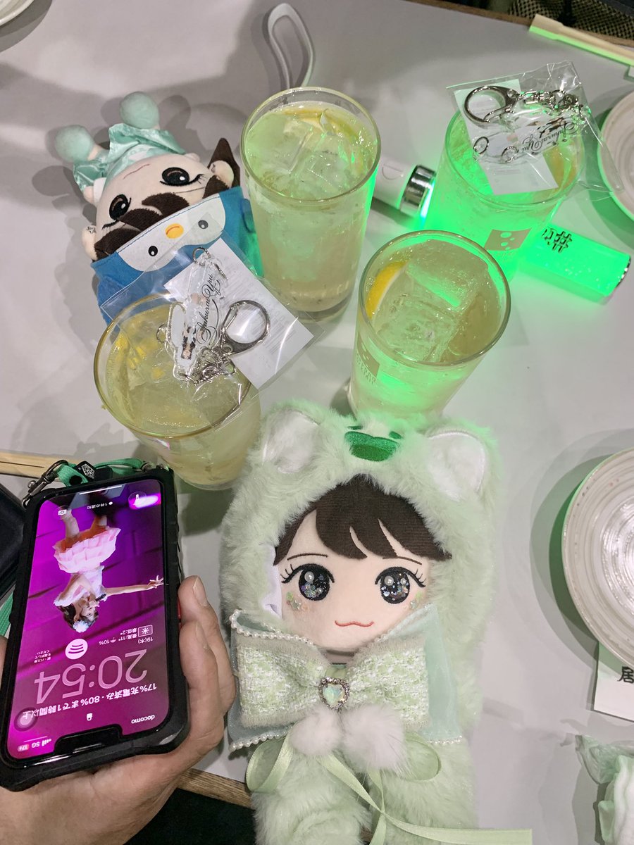 muk___256's tweet photo. セットが豪華で構成もしっかりしててショーを見てるみたいでほんとにSTORYって感じだった🥹✨3階席だったけど真ん中ですごく見やすかった！バラードは泣けたし、かっこいい曲は好きすぎて痺れた！きみあかのゆいちゃんコールよかった🥲✨満足度高いライブだった🌟大好き！#櫻井優衣 #ゆいとNHKホール https://t.co/JVeABtvqhS