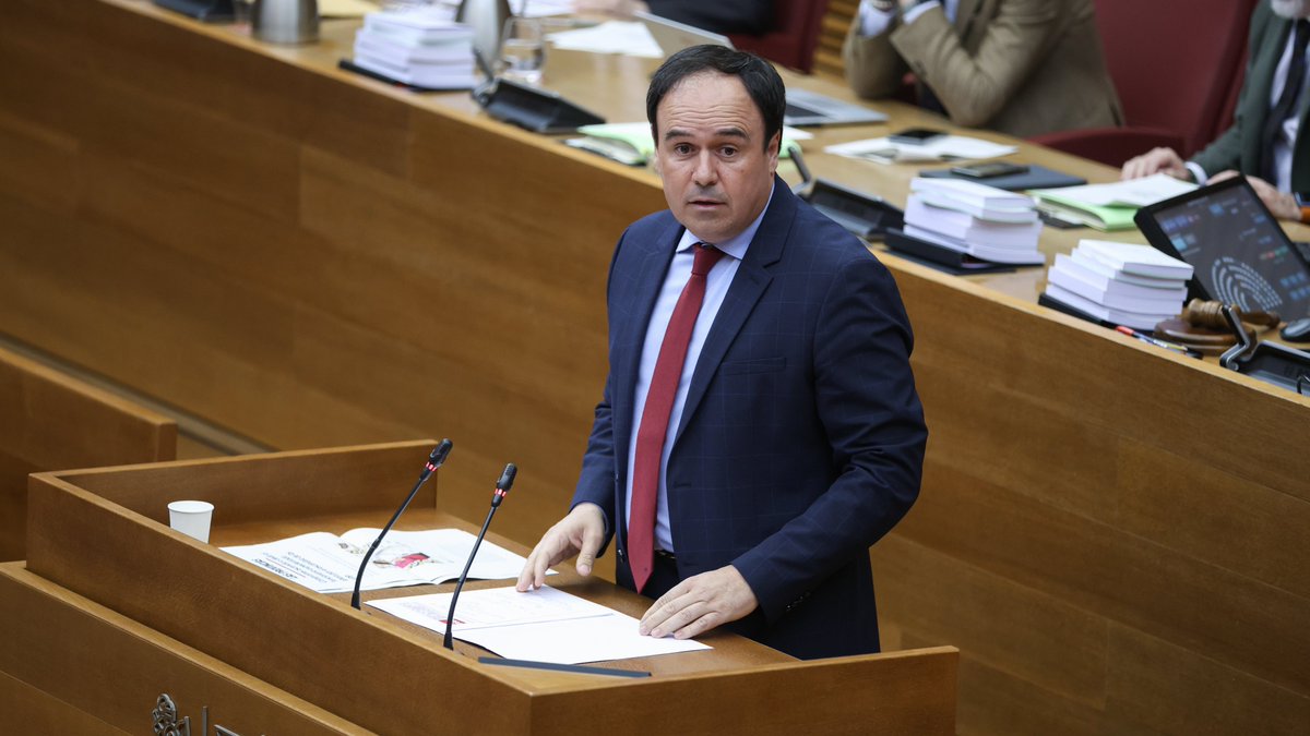 generalitat's tweet image. 🏛️ 🗣 El president de la Generalitat, @JFPerezLlorca, compareix en la sessió de control de @cortsval

📢 Avança una ajuda directa de la Generalitat de 80.000 € per a familiars de víctimes mortals de la #dana

Destaca ⤵
📉 baixada d'impostos a classes baixes i mitjanes
🩺 decret