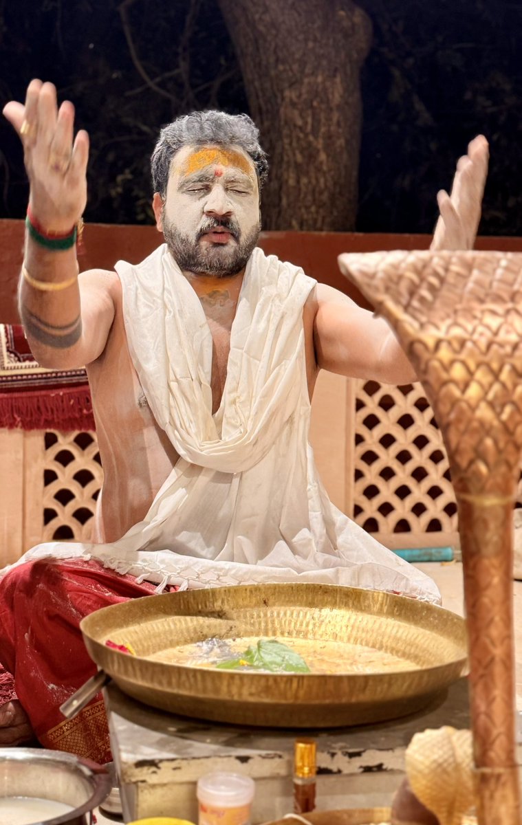 idineshdesai's tweet image. शिव की भक्ति में लीन 🐍

नागेन्द्रहाराय त्रिलोचनाय भस्माङ्गरागाय महेश्वराय।
नित्याय शुद्धाय दिगम्बराय तस्मै नकाराय नमः शिवाय॥

#dineshdesai #shivratri #shiva #goga #trending