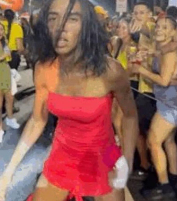 não sirvo pra ficar parado em carnaval esperando o trio passar, gosto de estar na muvuca atrás do trio