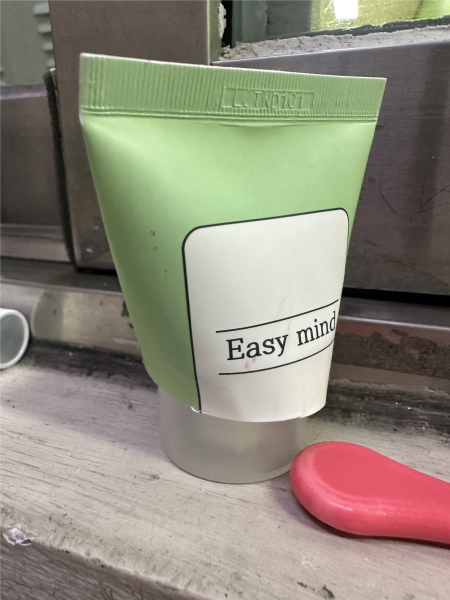 jinmi36's tweet photo. @renaissxyz Probably the most confusing gift I got 😅
Looks like some random hand cream or cosmetic — not exactly a Lunar New Year snack or traditional gift, so I’m still not sure what the intention was. https://t.co/BQXIUKhzZR