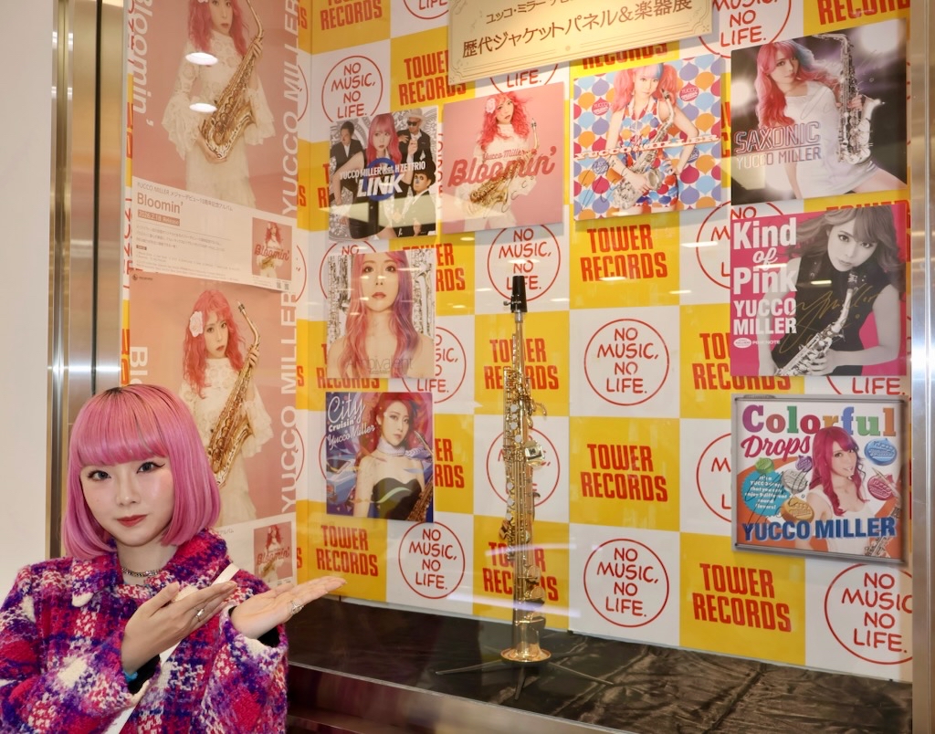 さらにさらに！！ 新宿店では＜歴代ジャケットパネル＆楽器展＞も開催