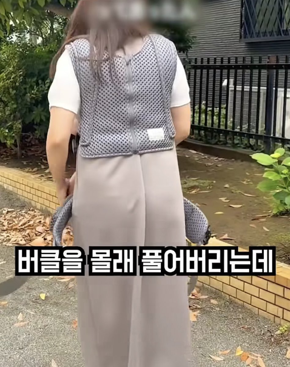 singsangsoong_e's tweet image. 흔한 여혐 범죄 중 하나에요 아기 데리고 다니는 엄마들한테는 버클을 풀어버리기도 해서 아기 떨어짐 방지 기능이 있는 제품이 나올 정도,,