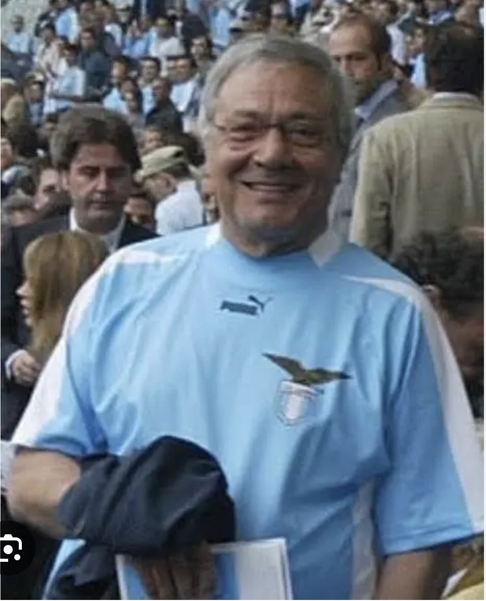 Questo illustre Avvocato, che ieri avete chiamato “coso”, si chiama UGO LONGO Presidente della Lazio.
La prossima volta organizzatelo meglio il teatrino.
Rispettate chi ha amato veramente la Lazio.