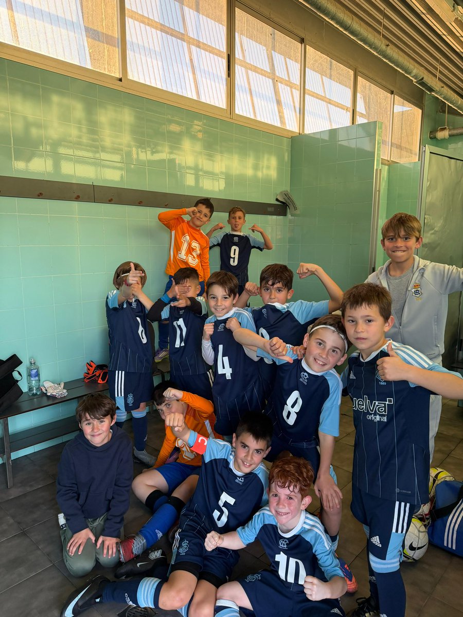 futbolbaserecre's tweet photo. Victoria del Benjamín B en su partido aplazado de la Jornada 13, que lo mantiene líder de la liga 🫡

Enhorabuena a todos 💙👏🏻

⚽⚽ Lucas Cerrejón
⚽ Pablo Martín 
⚽ Emilio 
⚽ Álvaro 
⚽ Pepe
⚽ Raúl 
⚽️ Pablo Ponce
⚽️ Héctor 
⚽️ David 

#BenjaminB #DecanoDelFutbolEspañol https://t.co/zUIyBThGuG