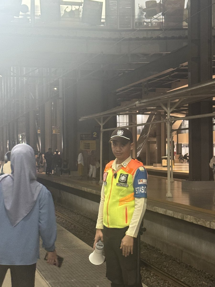 pevioll's tweet photo. @KAI121 min ini satpam apa kaga pernah di training komunikasi? perkara nanya jalur aja jawabnya tengil bgt. “gatau ya di depan kan ada informasi sy gbisa liat” lah apalg gw pelanggan yg ga apal jalur, biasanya security kai informatif ini org kebingungan malah makin bingung. https://t.co/bFuzsL4Qx3
