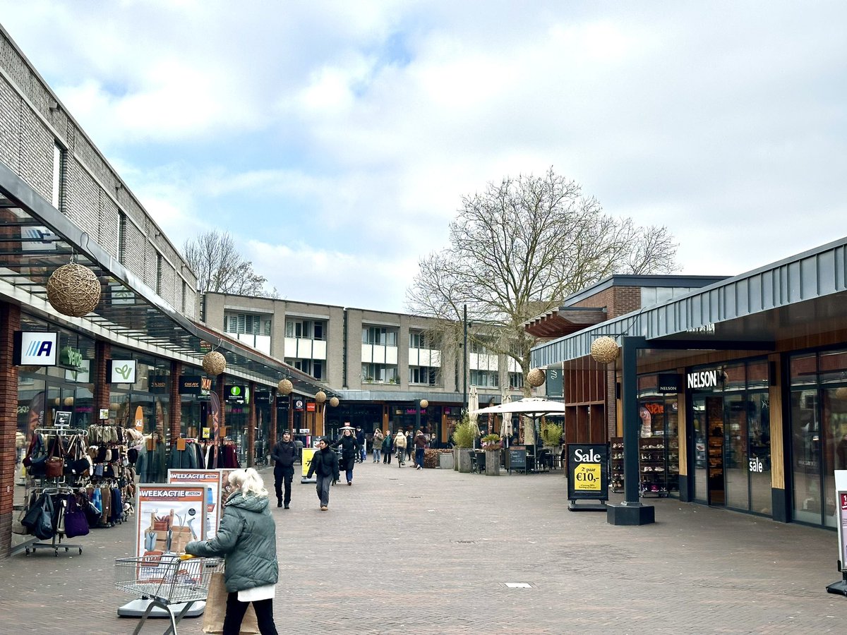 Winkelcentrum Colmschate in Deventer. Simpelweg een van de best presterende wijkcentra van Nederland. Waar veel gemeenten de autobereikbaarheid van onze binnensteden danig beperkt, met alle negatieve gevolgen voor omzet en de agorafunctie van de binnenstad van dien, zijn het de