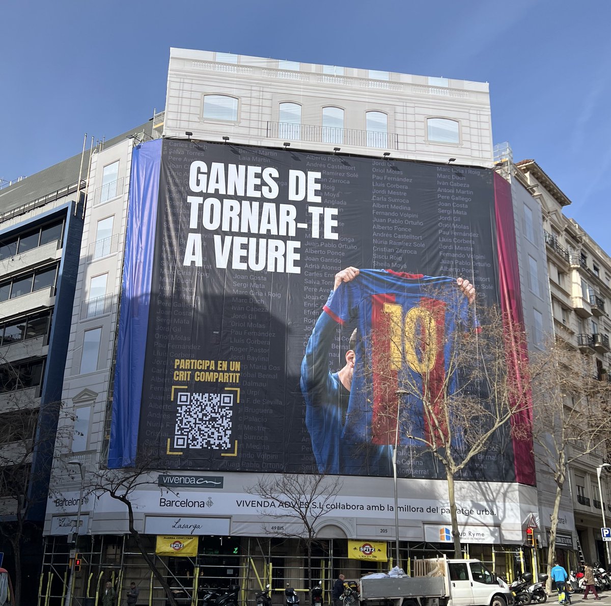 🚨 "CAN'T WAIT TO SEE YOU AGAIN".  

Presidential pre-candidate Marc Ciria has unveiled a banner featuring an image of Lionel Messi in central Barcelona.
