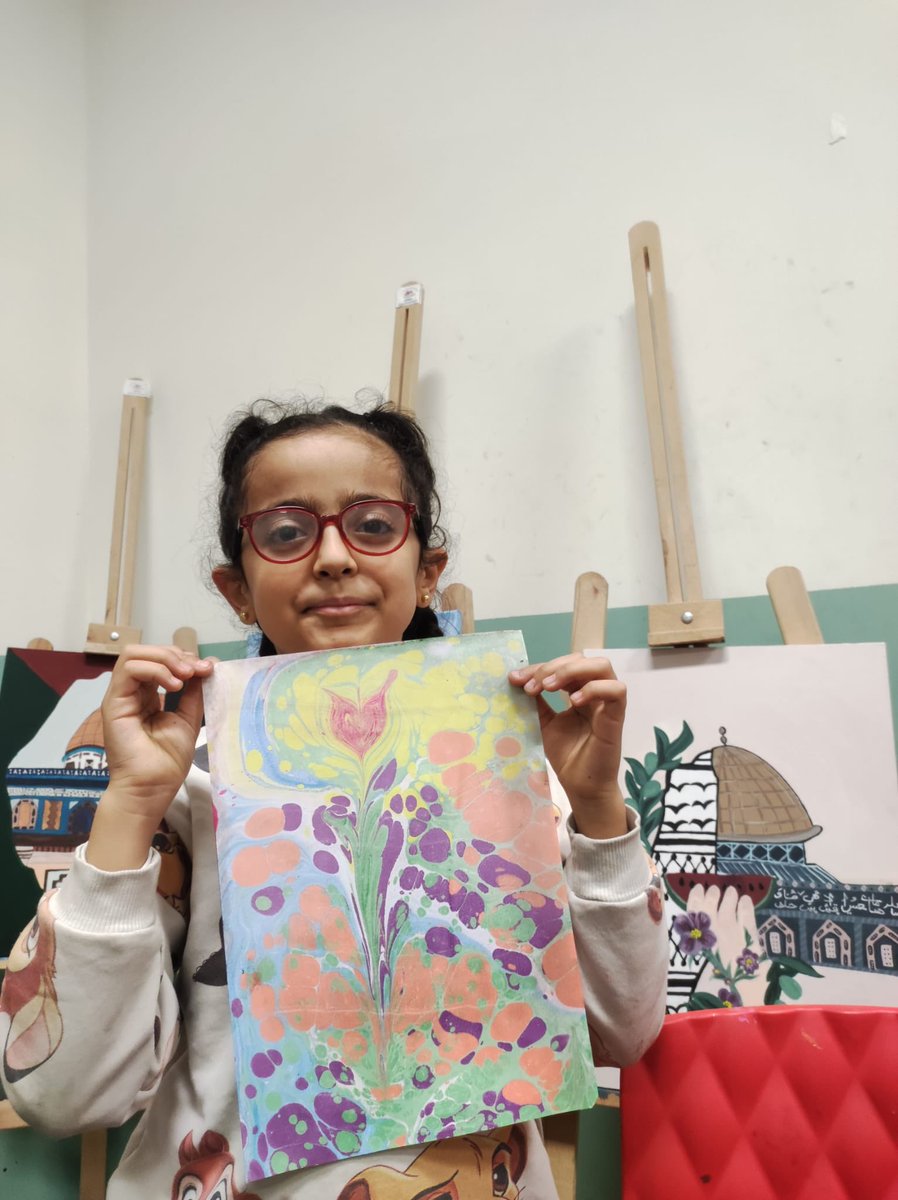 "Suyun üzerinde buluşan renkler."
🖌️🎨🎆
Suyun üzerinde şekillenen renkleri kağıda aktarıyoruz. 
Merkezimizde El Sanatları atölyesinde eğitimimiz Ebru Sanatı ile başladı.