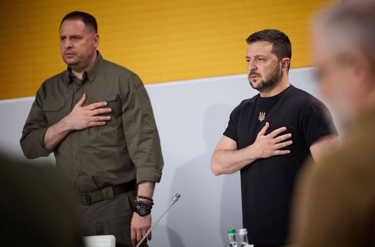 🙄  ТАЛАДНА!!!111  Він не втік - вам шо мало цього було?!!!

У інтерв'ю Associated Press колишній головнокомандувач ЗСУ, а нині посол України у Великій Британії, Валерій Залужний заявив, що план контрнаступу 2023 року не реалізували належним чином, оскільки президент Володимир